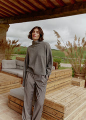 0039Italy NIMA
Cashmere Pullover Schwarz / Grau mit Ärmeldetails